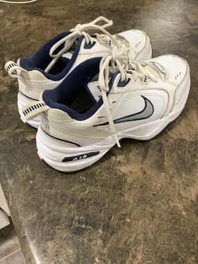 Men’s Nike Air Monarch Sneakers 6.5